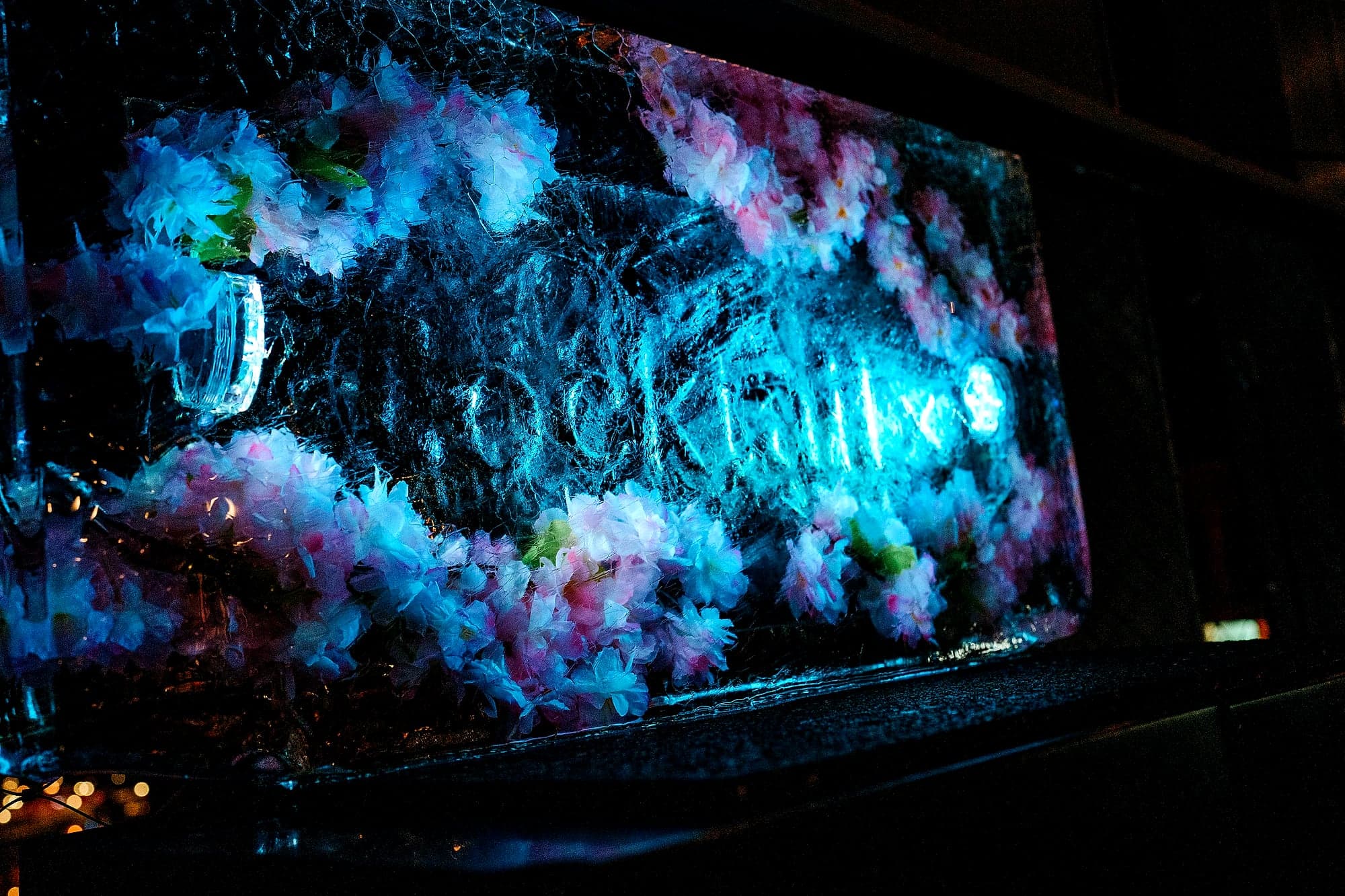 Eisskulptur mit eingraviertem Cocktail X Logo