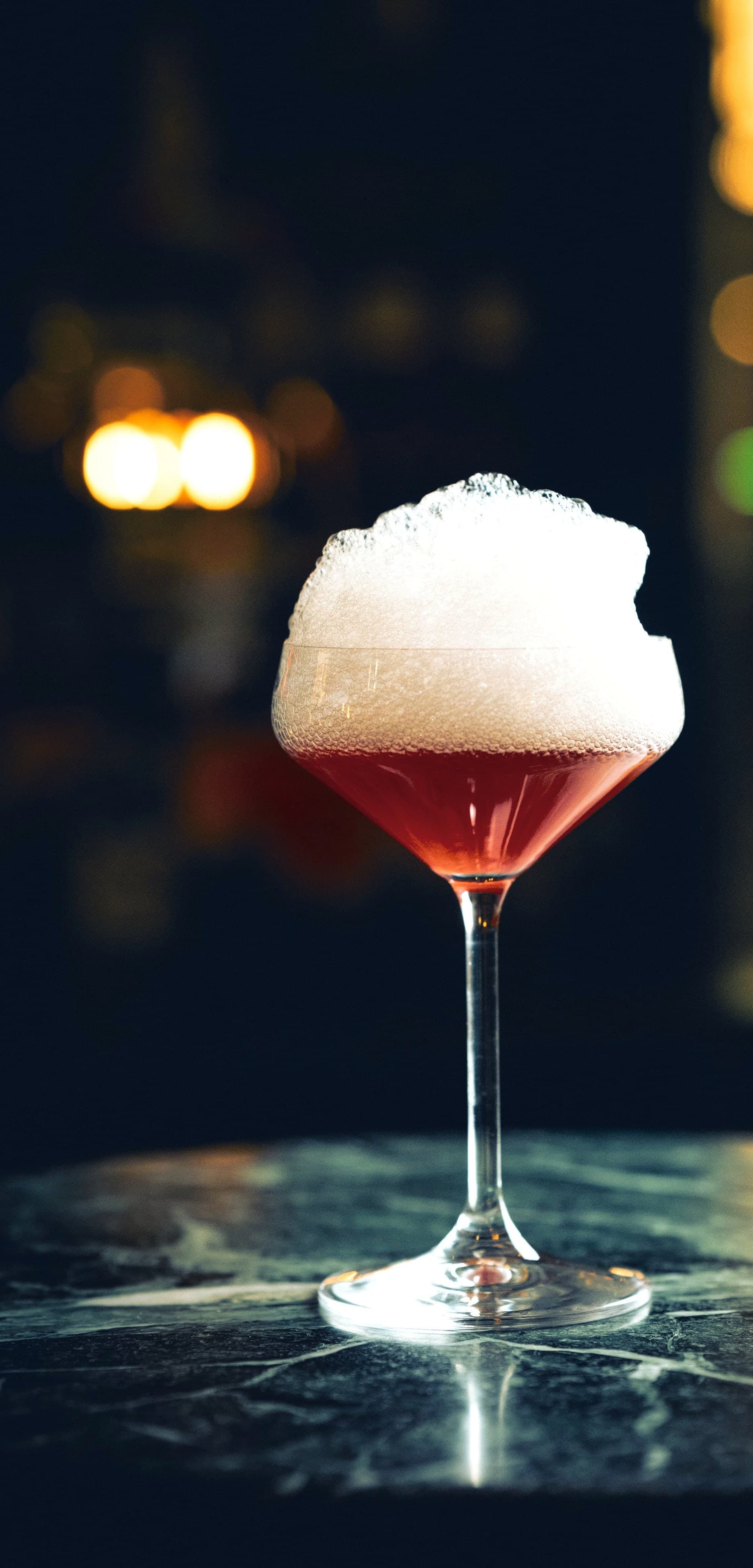 Cocktail mit Schaumkrone auf einem Marmortresen