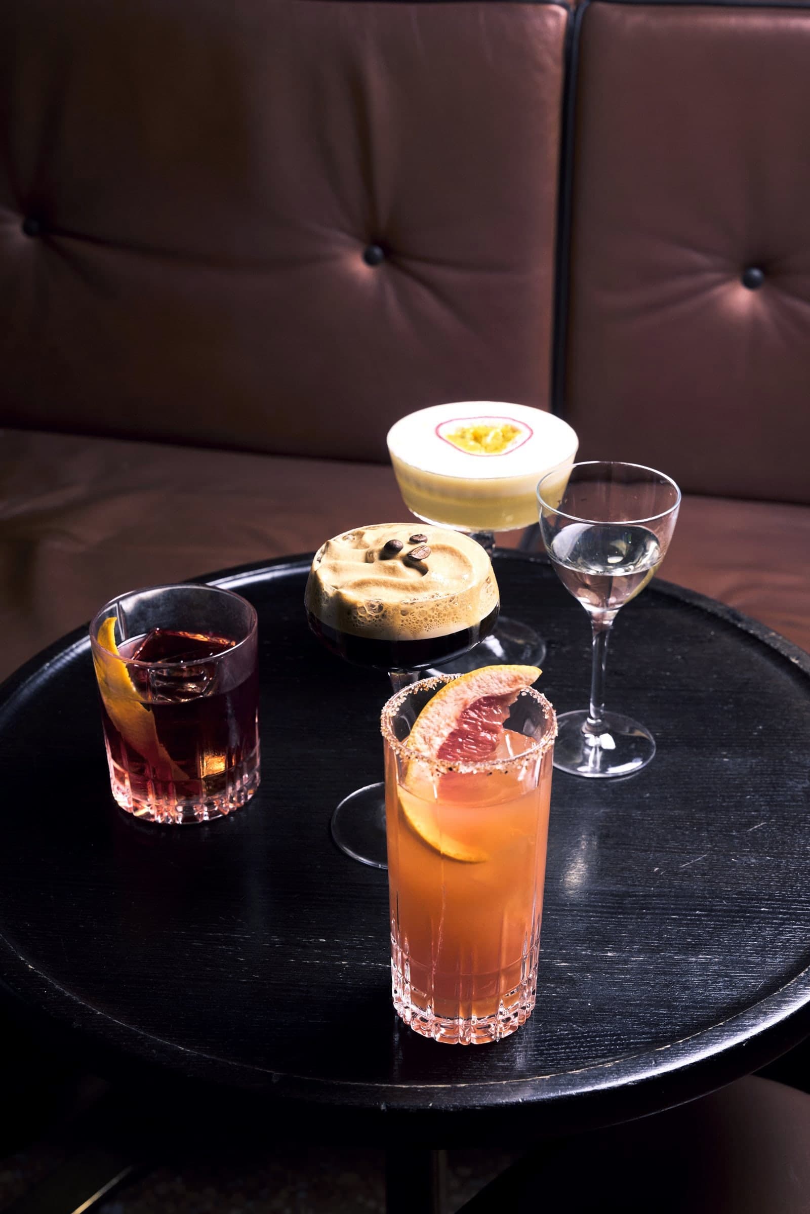 Vier verschiedene Drinks auf einem Tisch