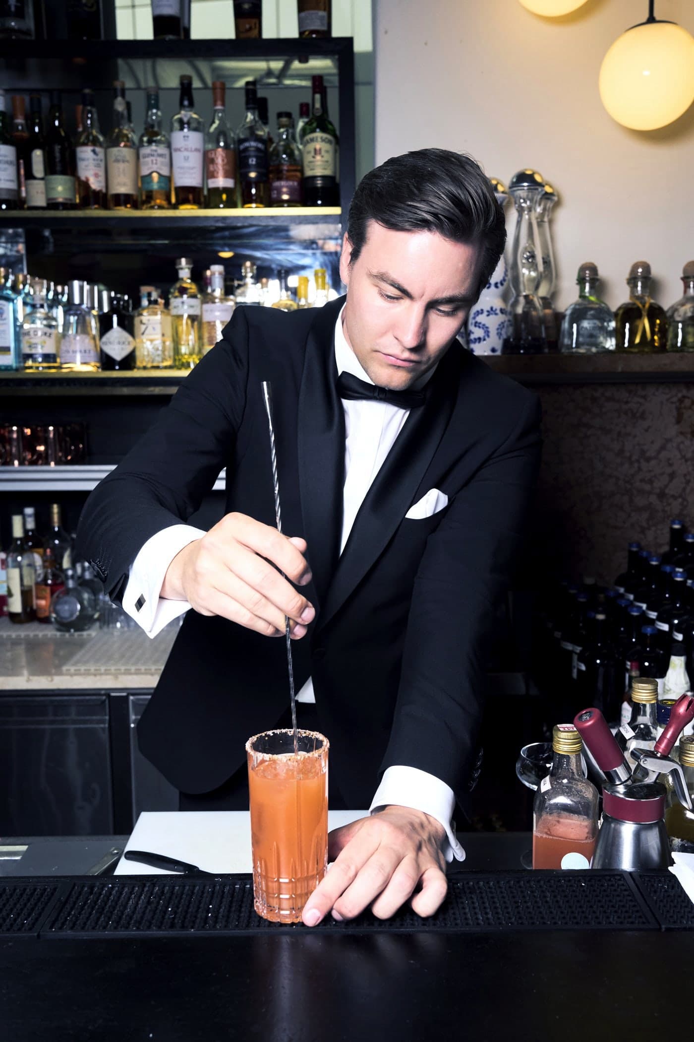Barkeeper rührt einen Highball